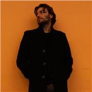 Laureato in storia offre lezioni di storia, letteratura e filosofia a studenti medie e superiori